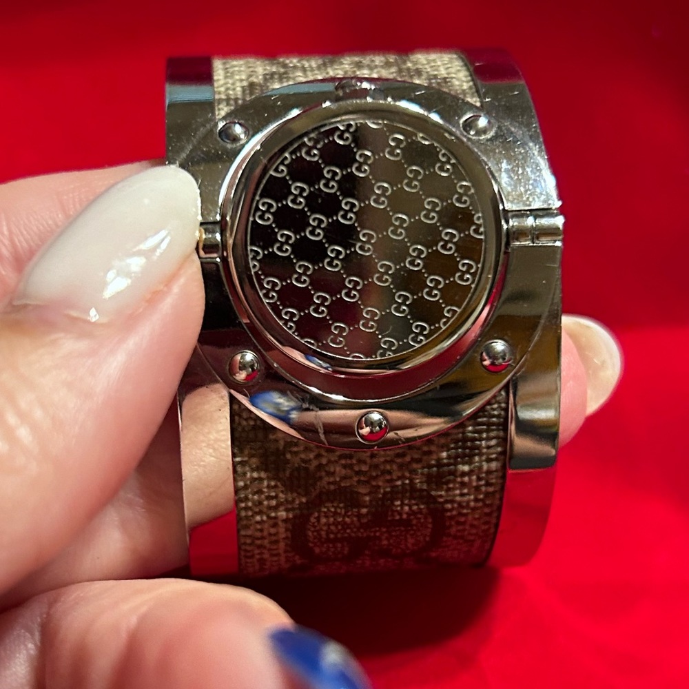 Gucci Luxury Statement Logo Bracelet Watch - Picture 4 of 9